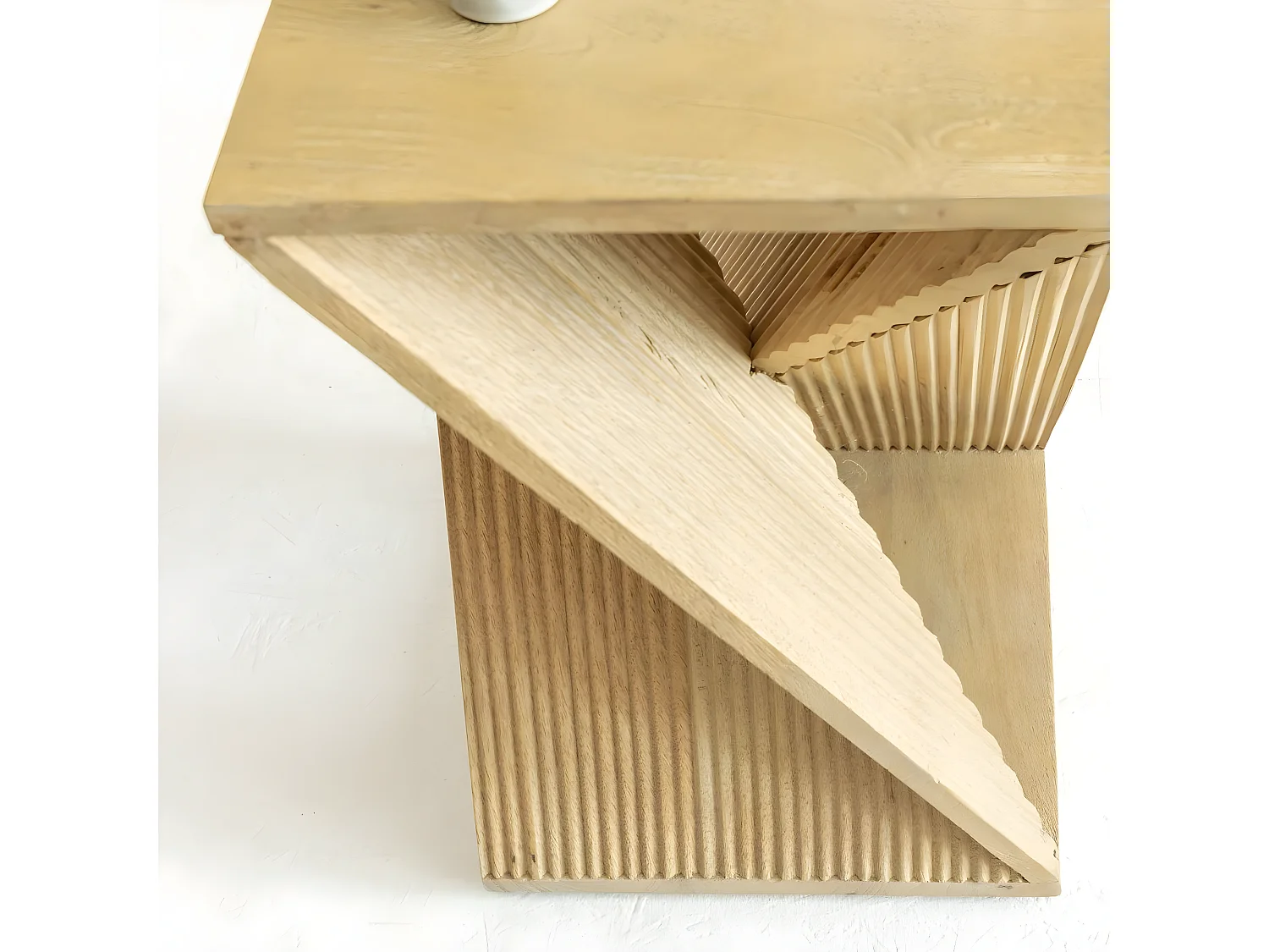 Mesa auxiliar de madera de mango Amara con forma de reloj de arena