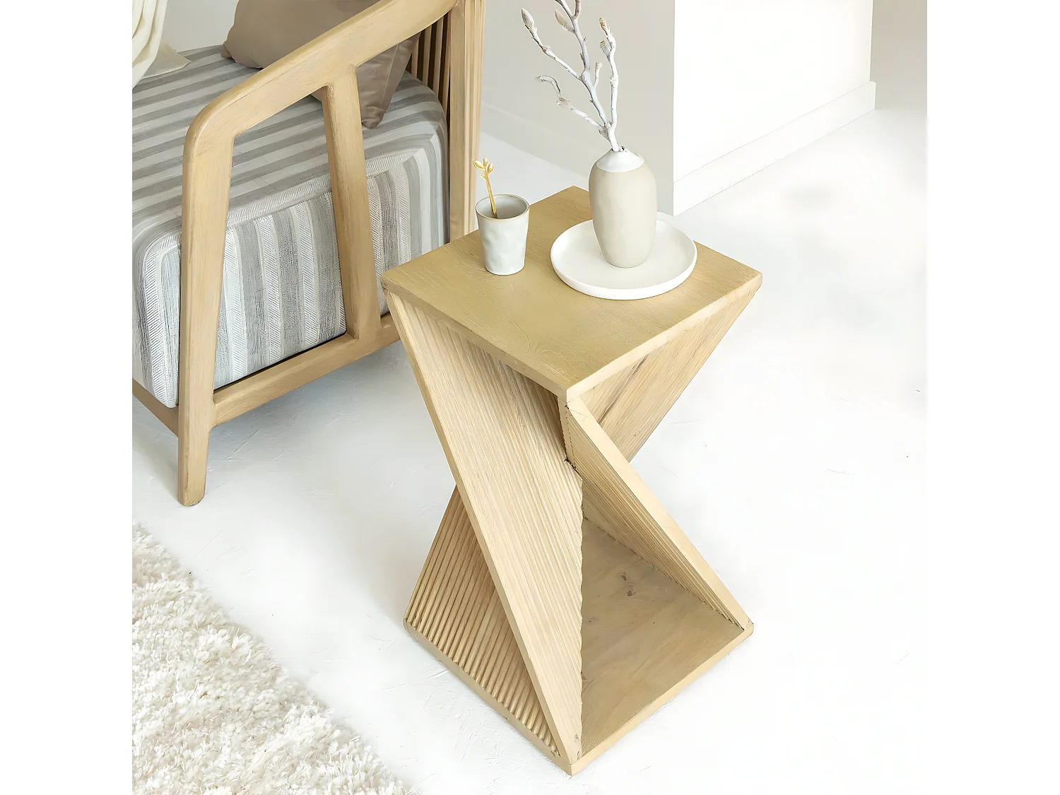 Mesa auxiliar de madera de mango Amara con forma de reloj de arena