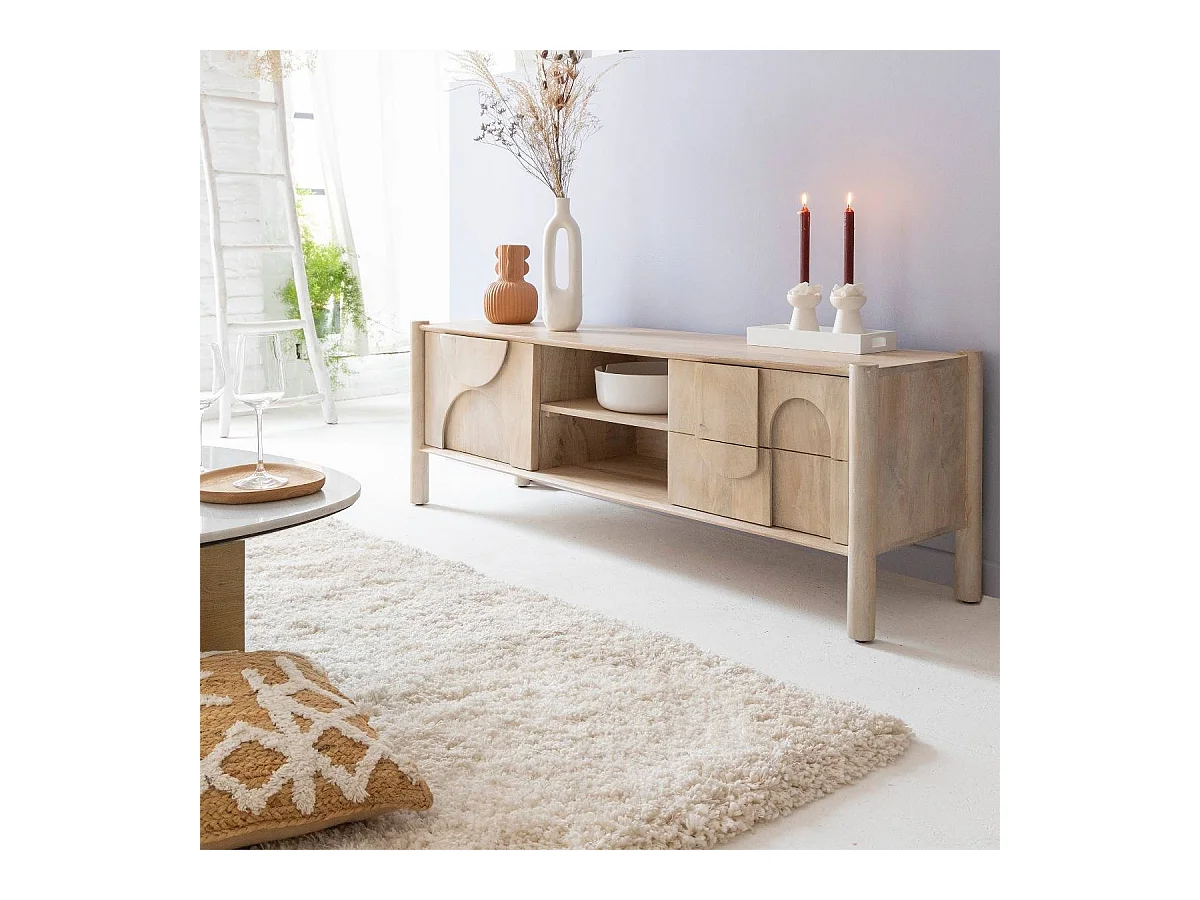 Mueble de TV de madera de mango Tysia con almacenamiento y diseño contemporáneo