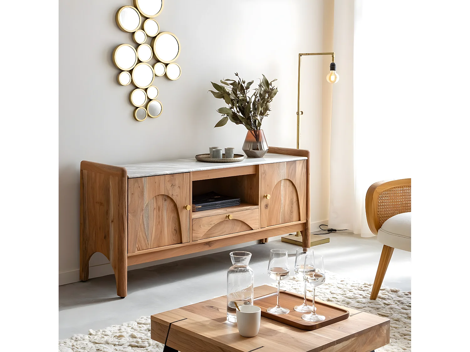 Mueble de TV de mármol y madera de acacia Calix con almacenamiento