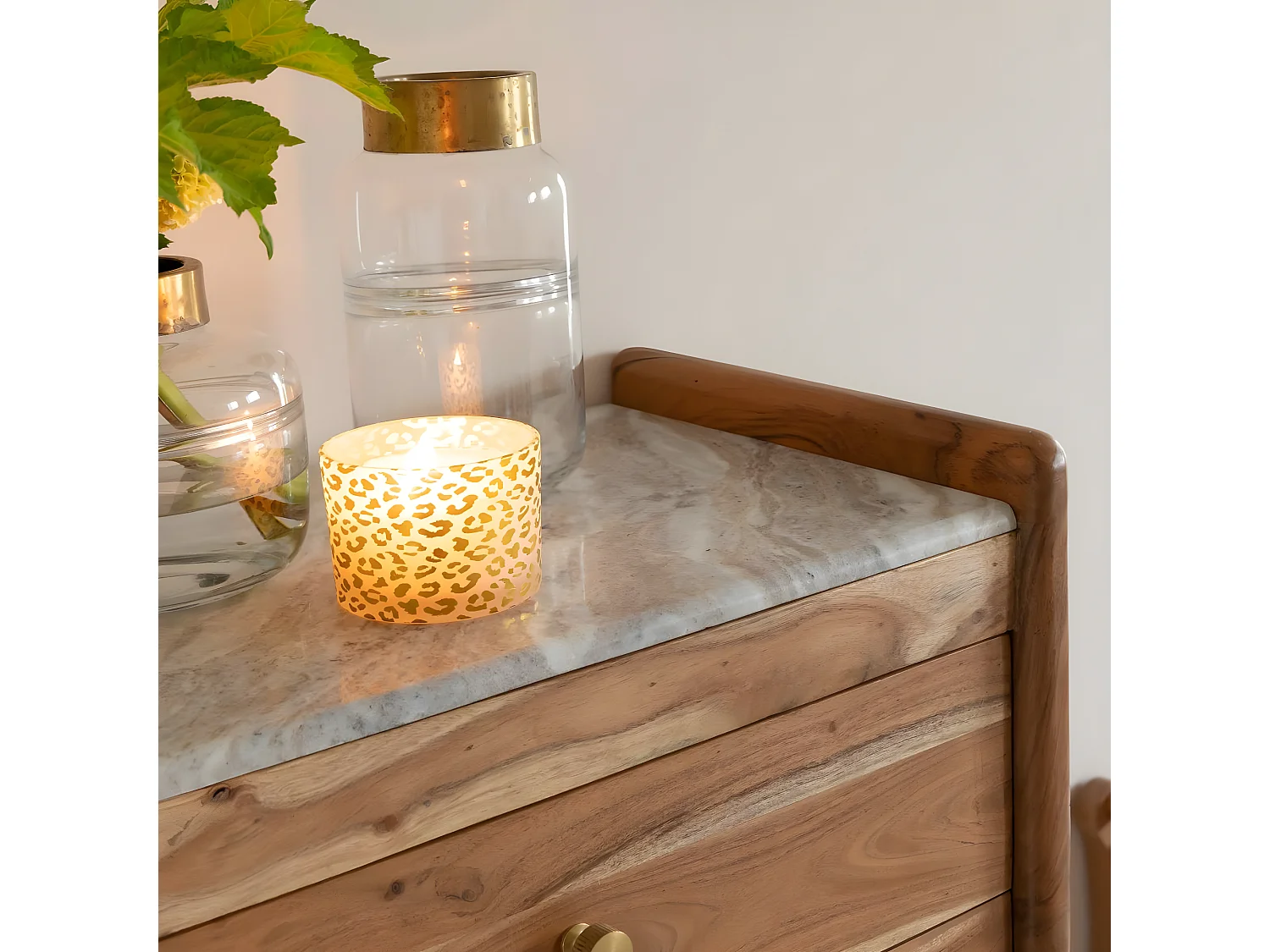 Cómoda compacta de mármol y madera de acacia con 6 amplios cajones