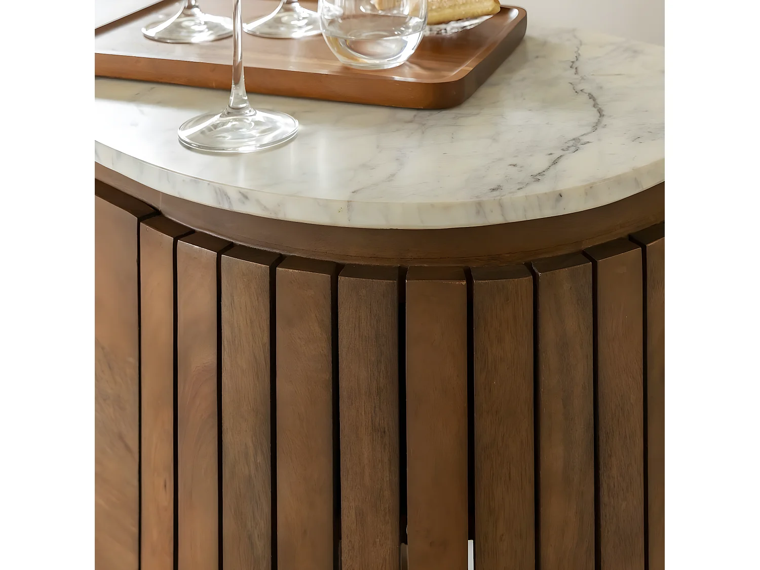 Barra de madera de mango y mármol blanco Siena con almacenamiento