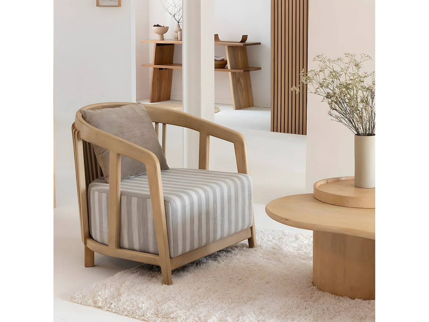 Sillón de madera de mango Térence con elegancia natural y sofisticación rústica