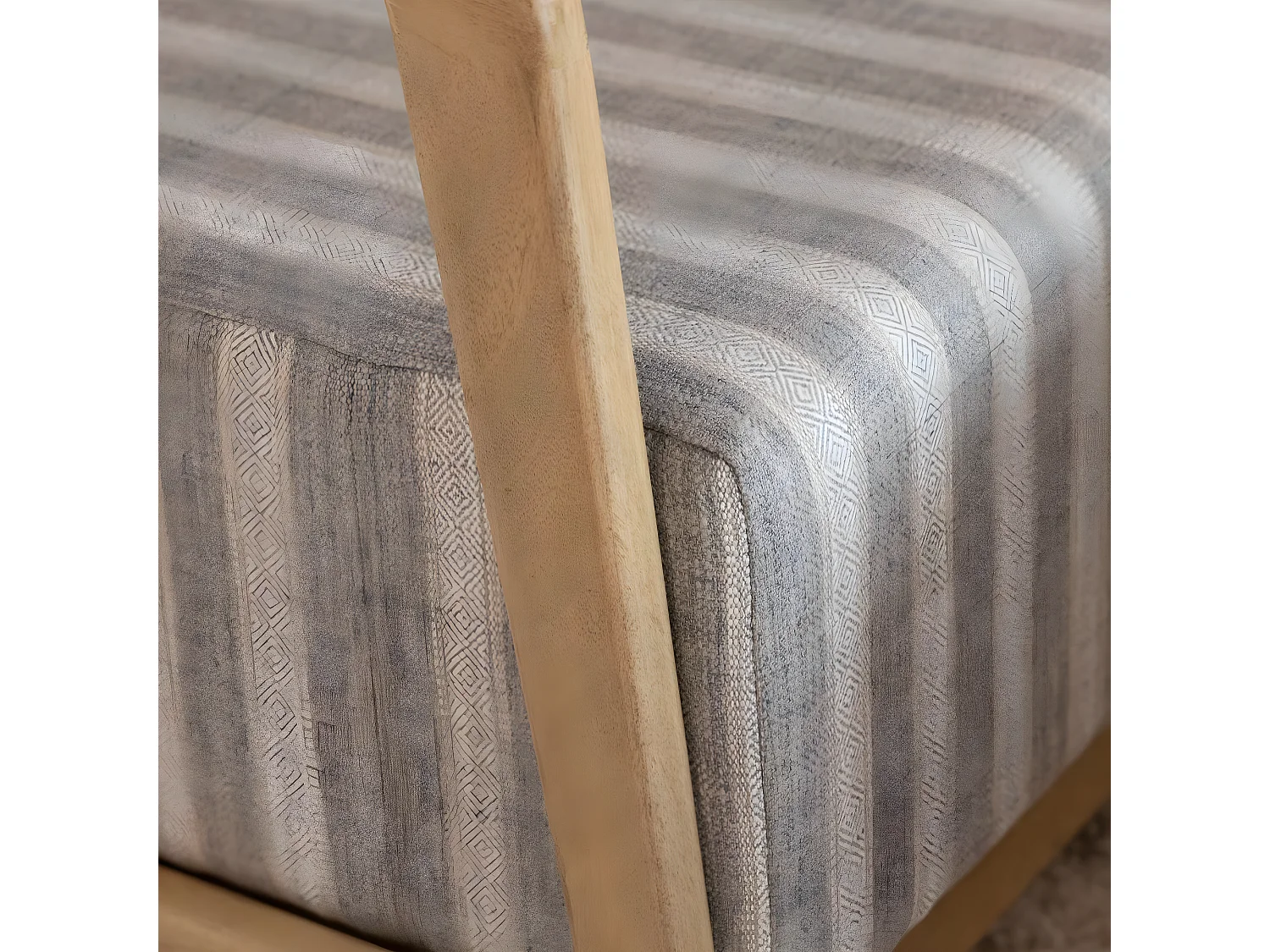 Sillón de madera de mango Térence con elegancia natural y sofisticación rústica