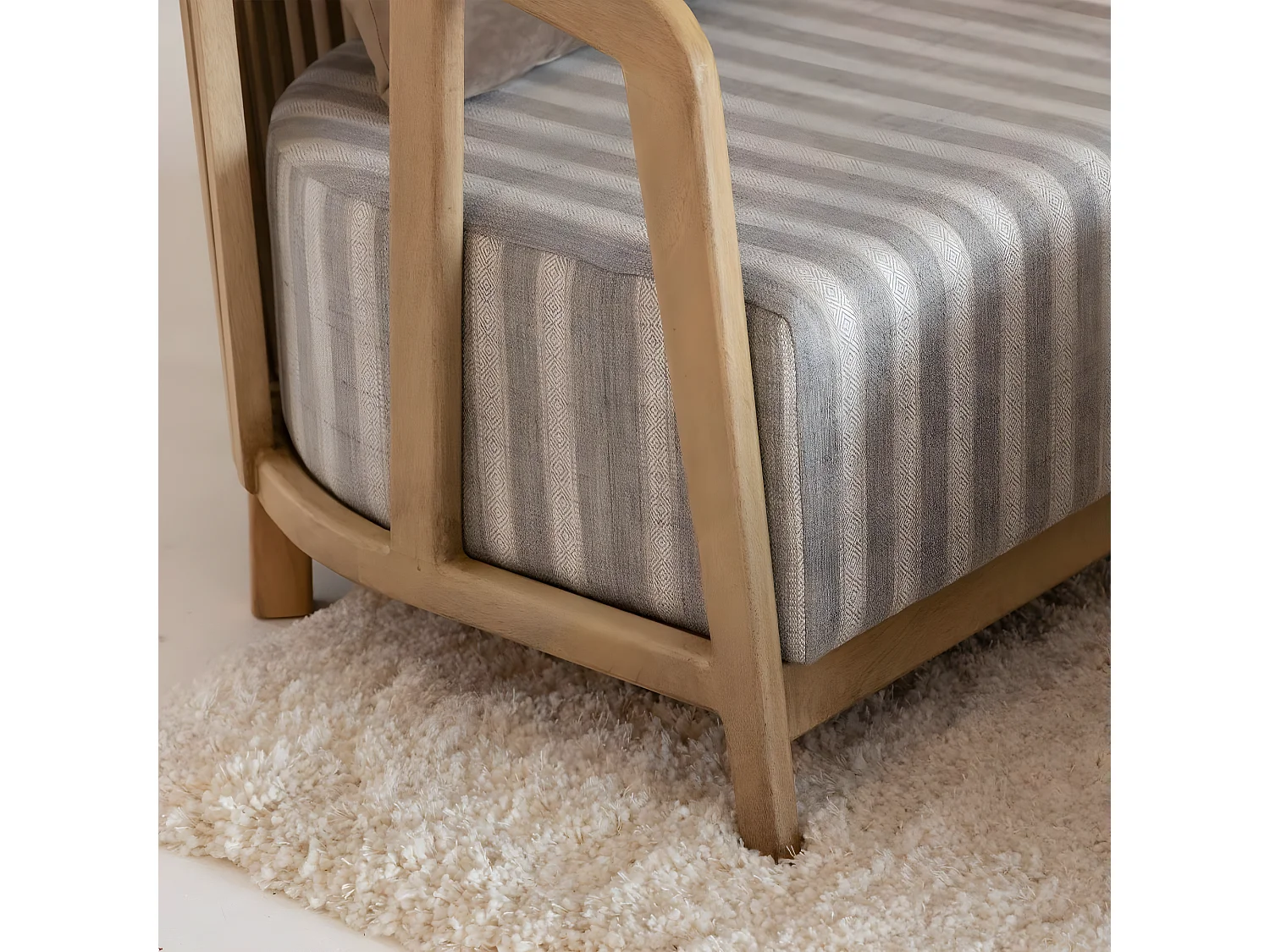 Sillón de madera de mango Térence con elegancia natural y sofisticación rústica