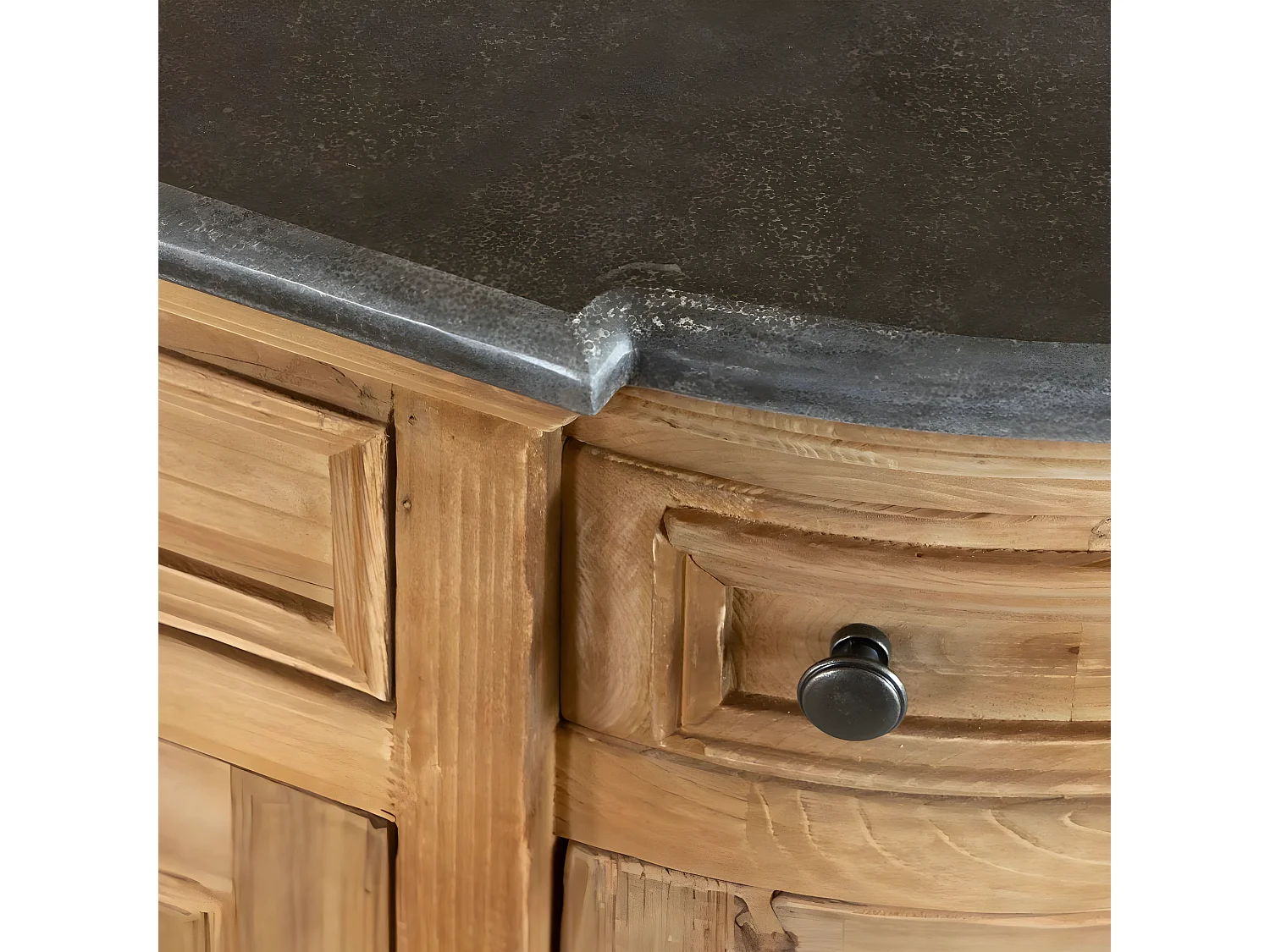 Buffet arrondi en vieux pin et pierre bleue Garance