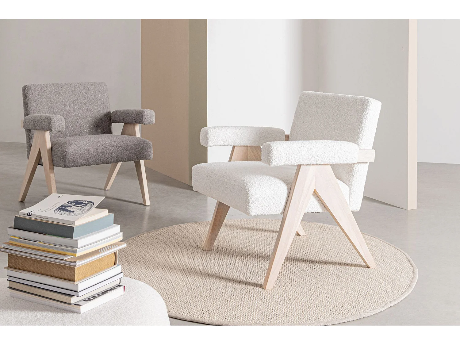 Fauteuil bouclette à accoudoirs et bois naturel - ZAIA