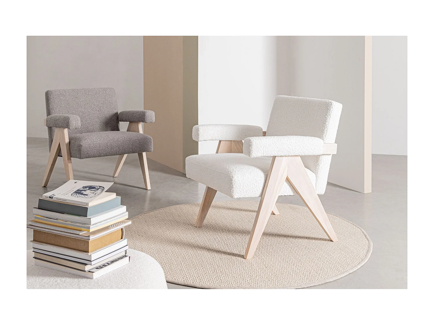 Fauteuil bouclette à accoudoirs et bois naturel - ZAIA