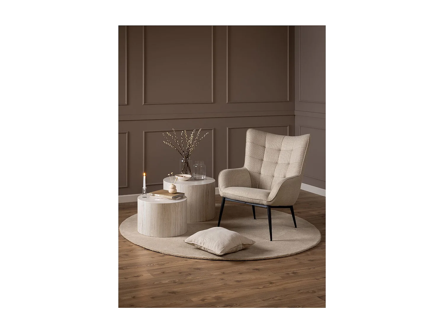Fauteuil en tissu beige capitonné piétement oblique en métal noir - OTIS
