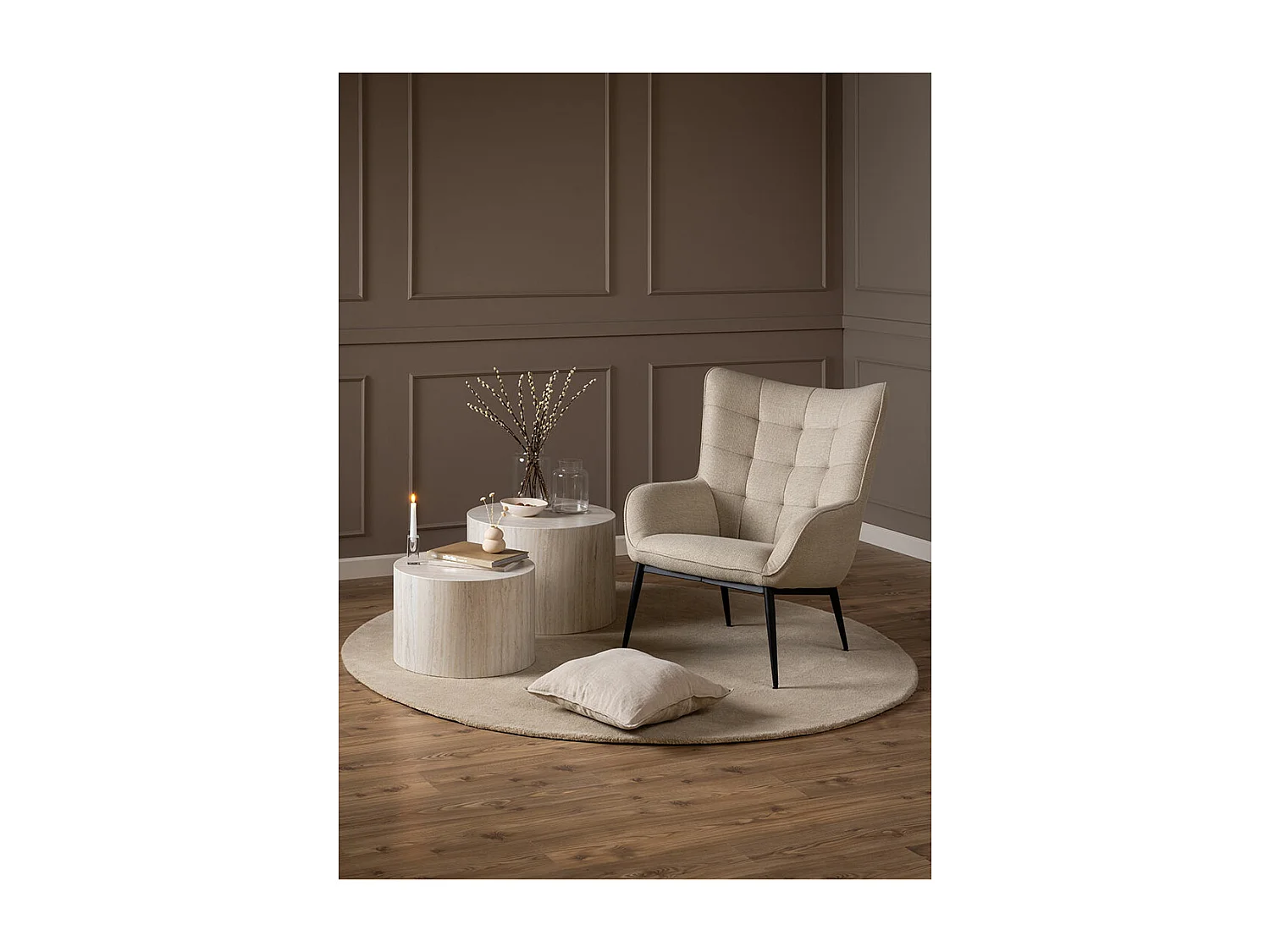 Fauteuil en tissu beige capitonné piétement oblique en métal noir - OTIS