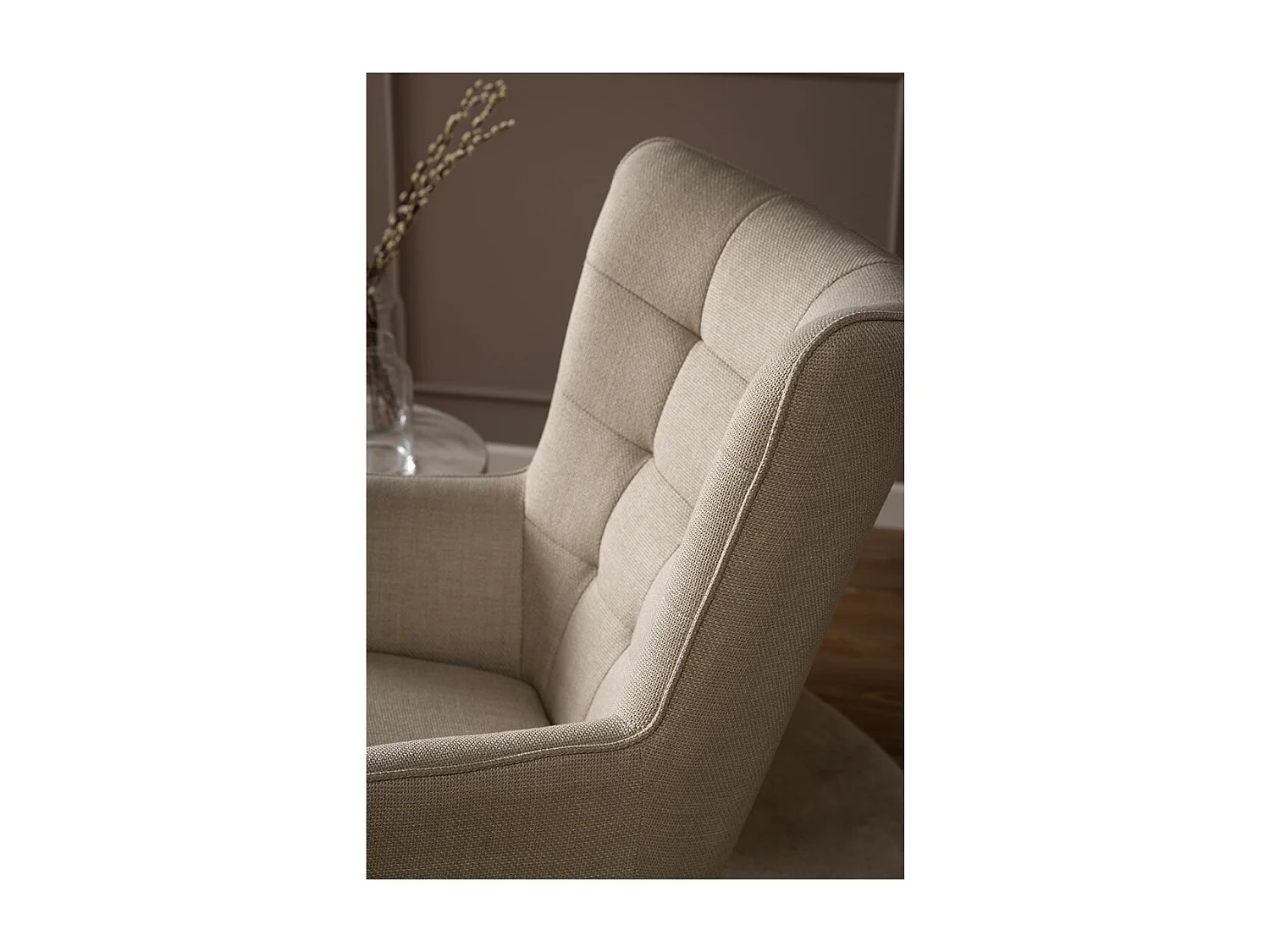 Fauteuil en tissu beige capitonné piétement oblique en métal noir - OTIS