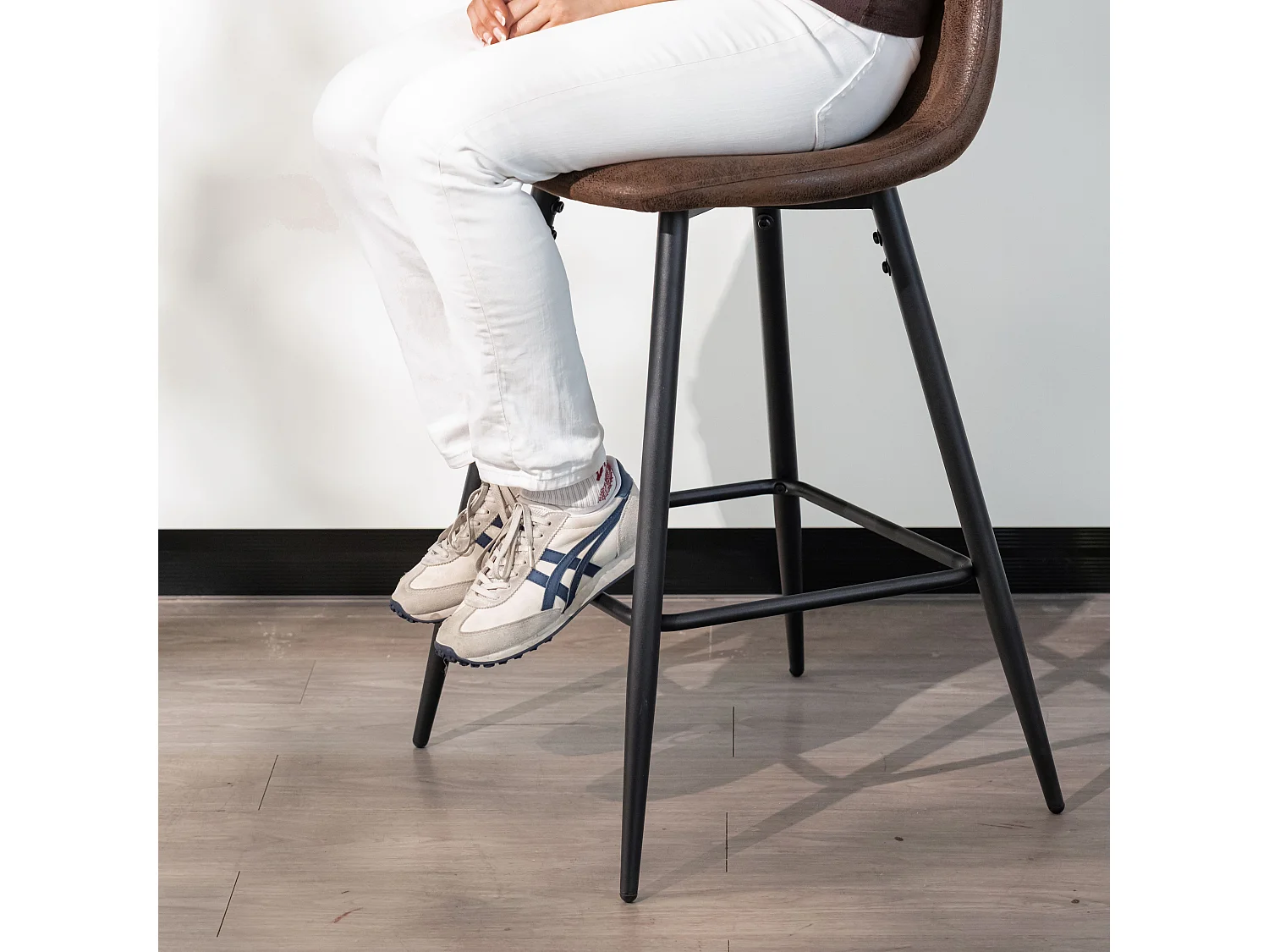 Lot de 2 tabourets de bar rétro vintage tissu suède marron pieds noir CHARLTON MIDBAR SUEDE BROWN A