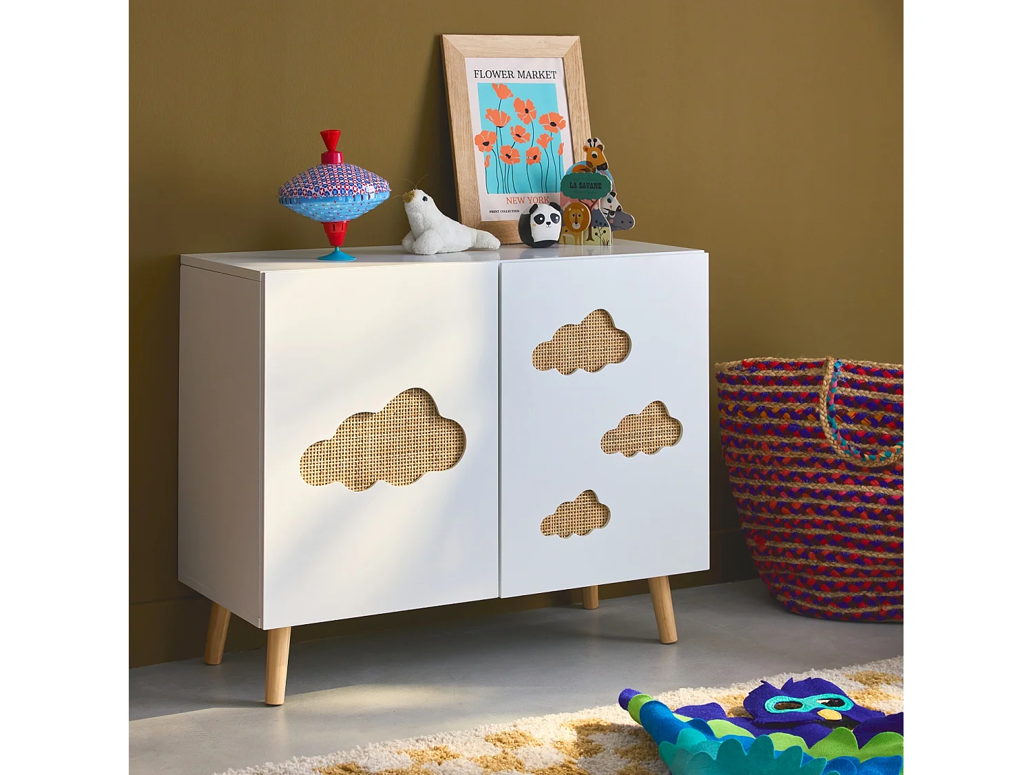 Commode enfant. blanc. 2 portes avec nuages en cannage. 2 étagères