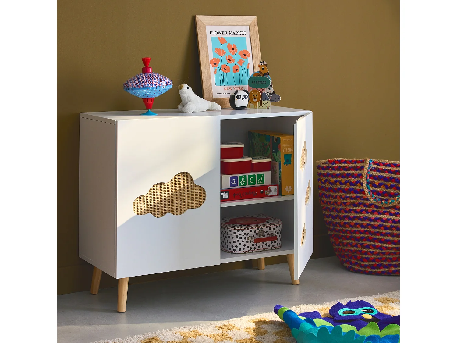 Commode enfant. blanc. 2 portes avec nuages en cannage. 2 étagères