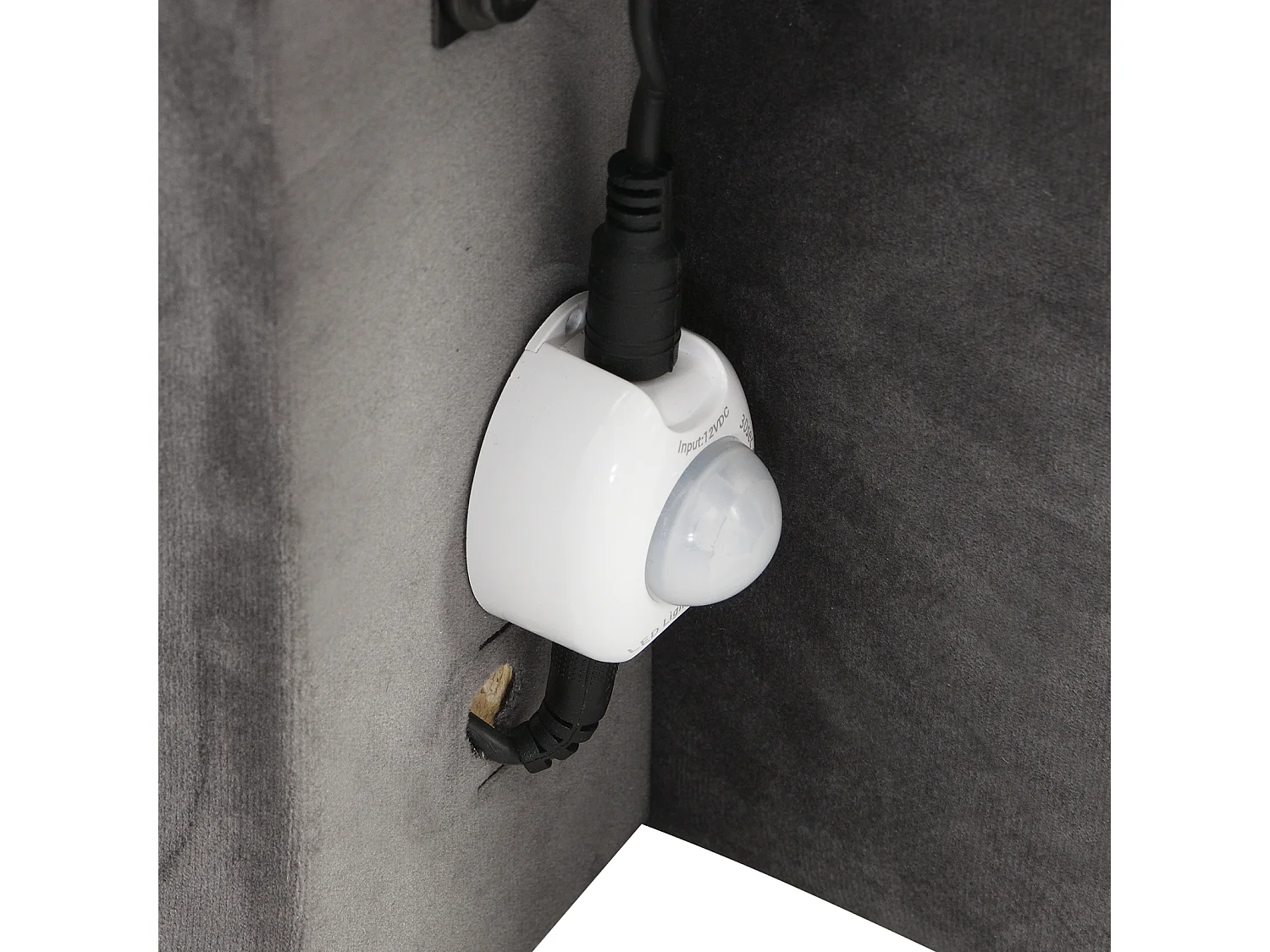 Gestoffeerd volwassen bed, met bewegingsgevoelige LED-verlichting, lattenbodem en hoofdbord, grijs 140x200cm