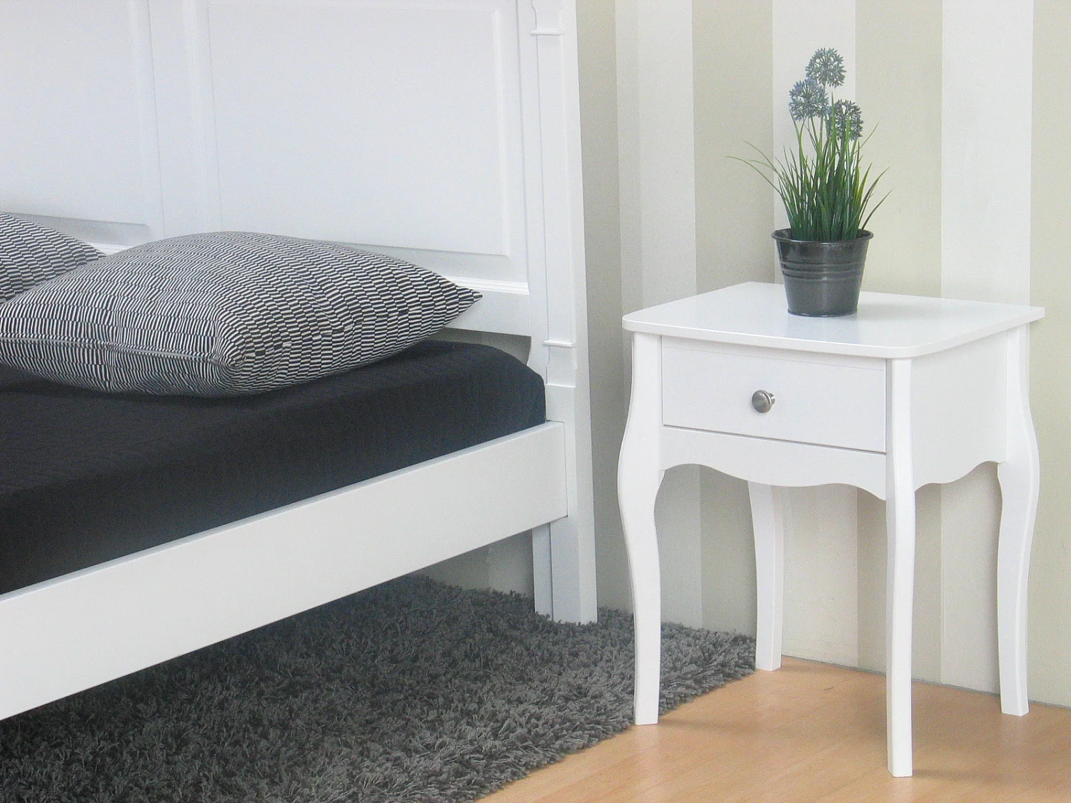 Baroque Nachtschrank mit 1 Schublade in weiss.