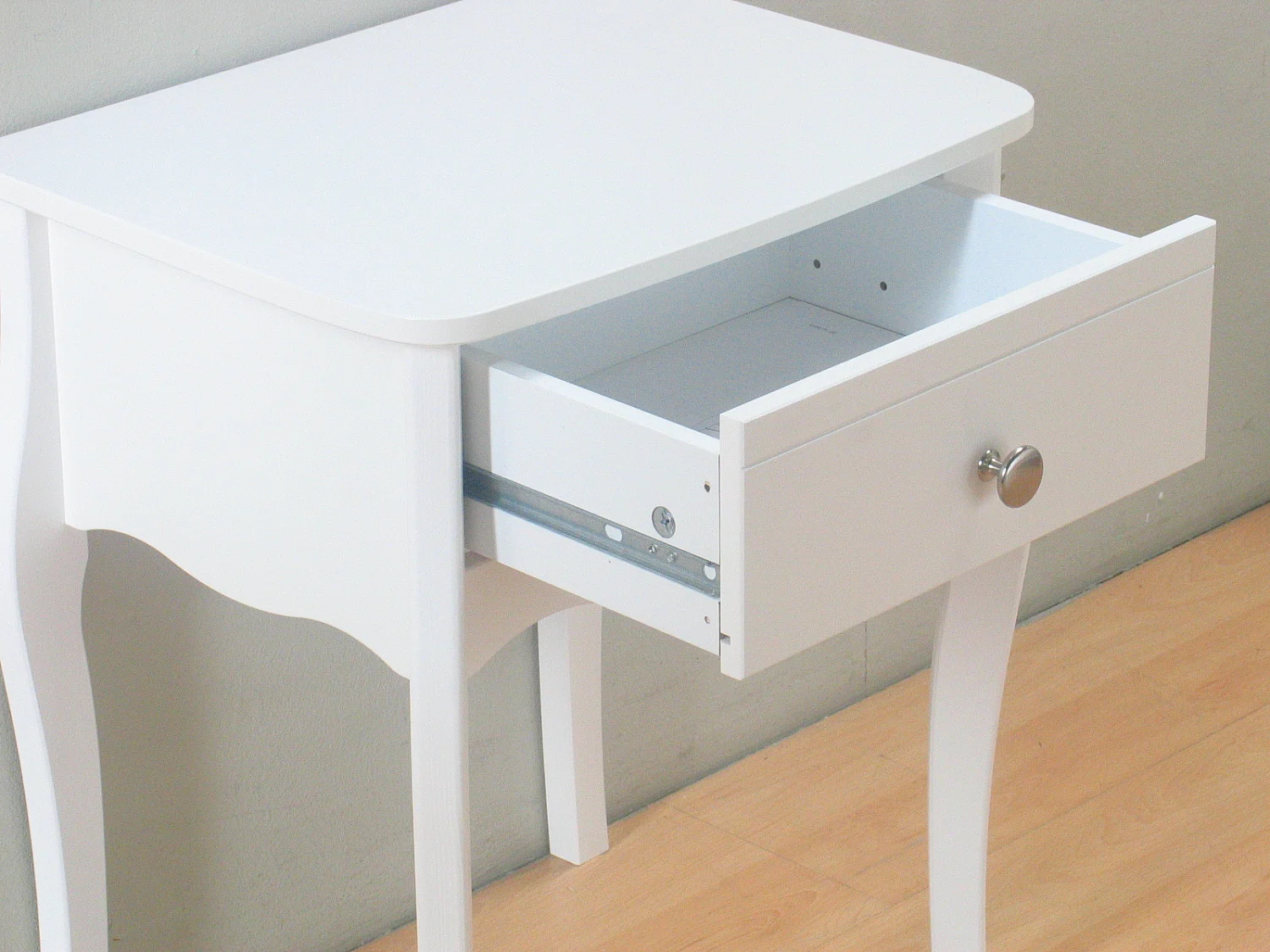 Baroque Nachtschrank mit 1 Schublade in weiss.