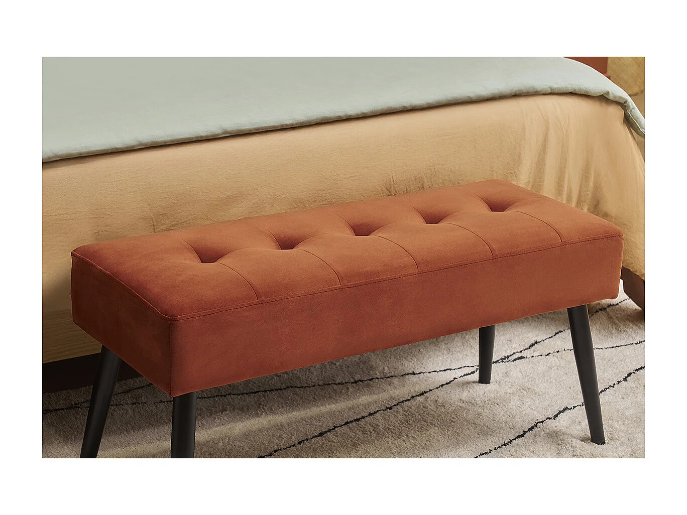 Banc design capitonné en velours terre brûlée et métal noir L95 cm GUESTA