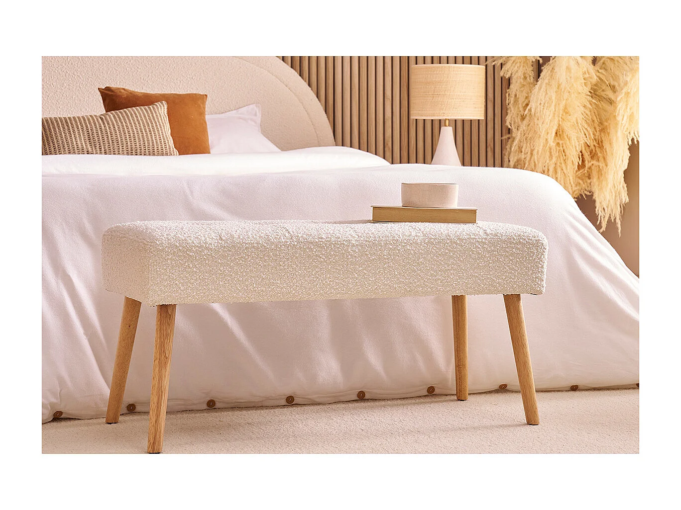 Banco nórdico capitoné de borreguillo blanco y madera clara 96 cm GUESTA