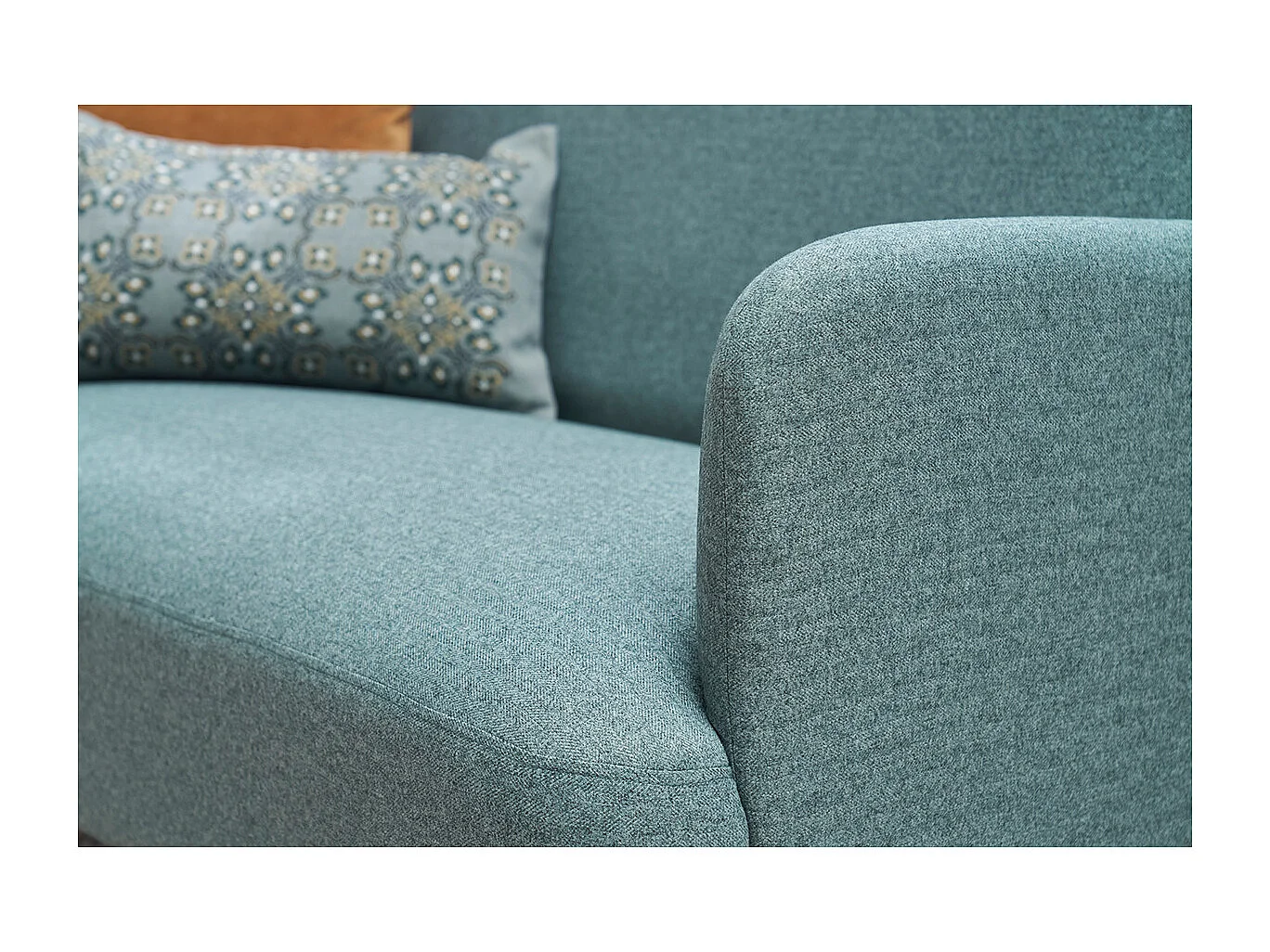 Sofá nórdico 2 plazas de tela verde grisáceo y madera clara ISKO