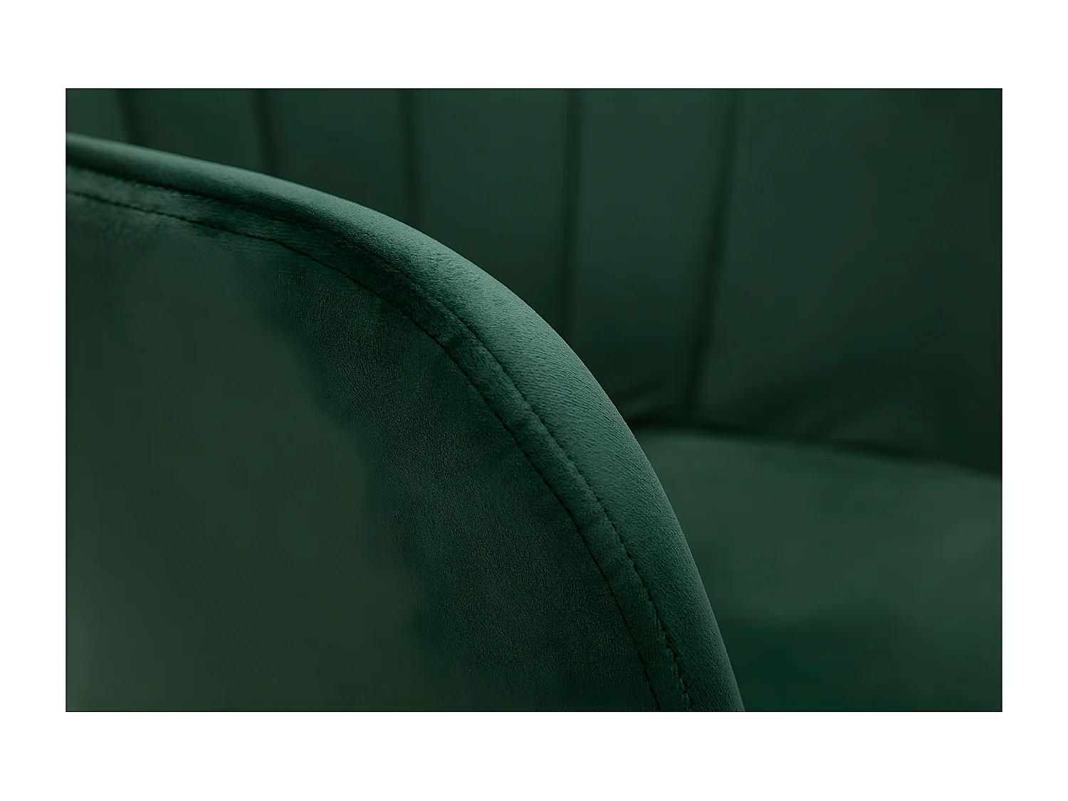 Silla diseño de terciopelo verde y patas de metal negro MILLY