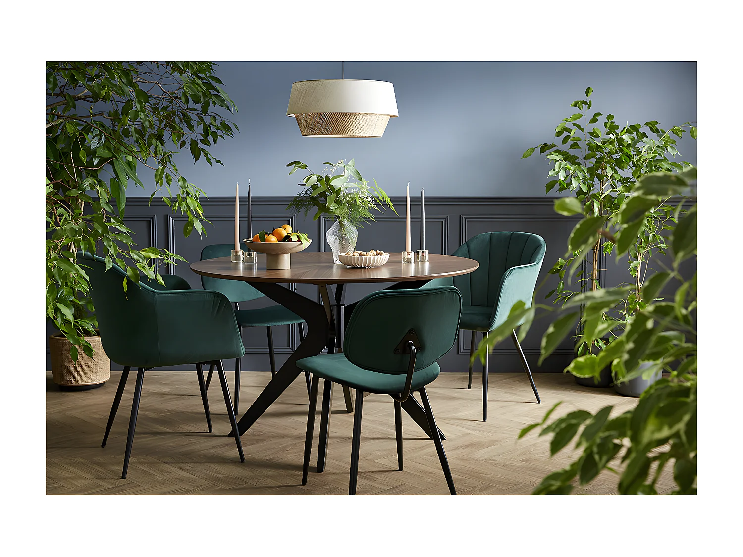 Silla diseño de terciopelo verde y patas de metal negro MILLY