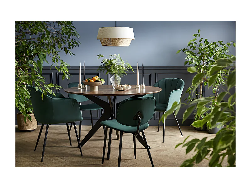 Silla diseño de terciopelo verde y patas de metal negro MILLY