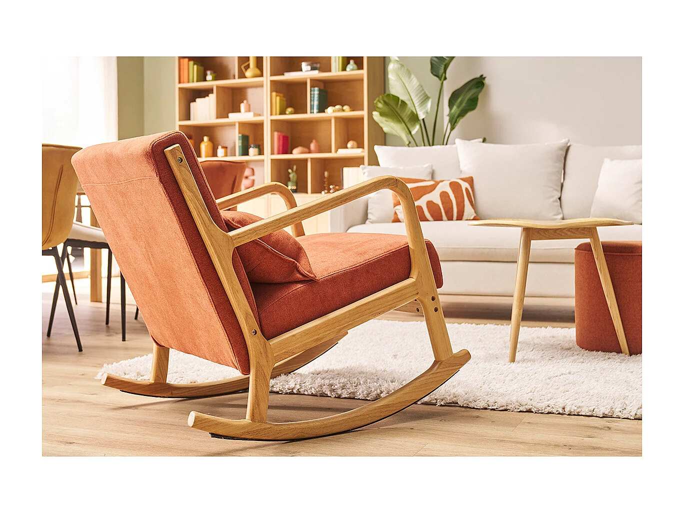 Sedia a dondolo scandinava in tessuto effetto velluto color bruciato e legno massello chiaro DERRY