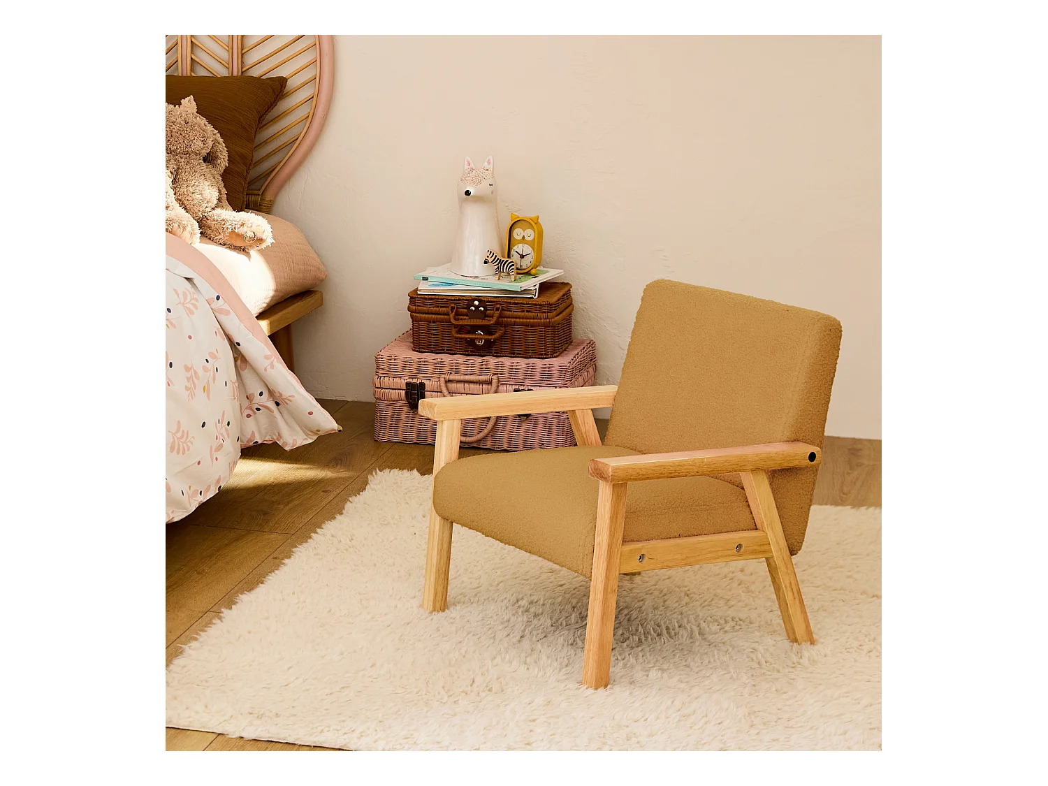 Fauteuil enfant en bois et tissu bouclette moutarde. ISAK L 47 x P 43.5 x H 50cm