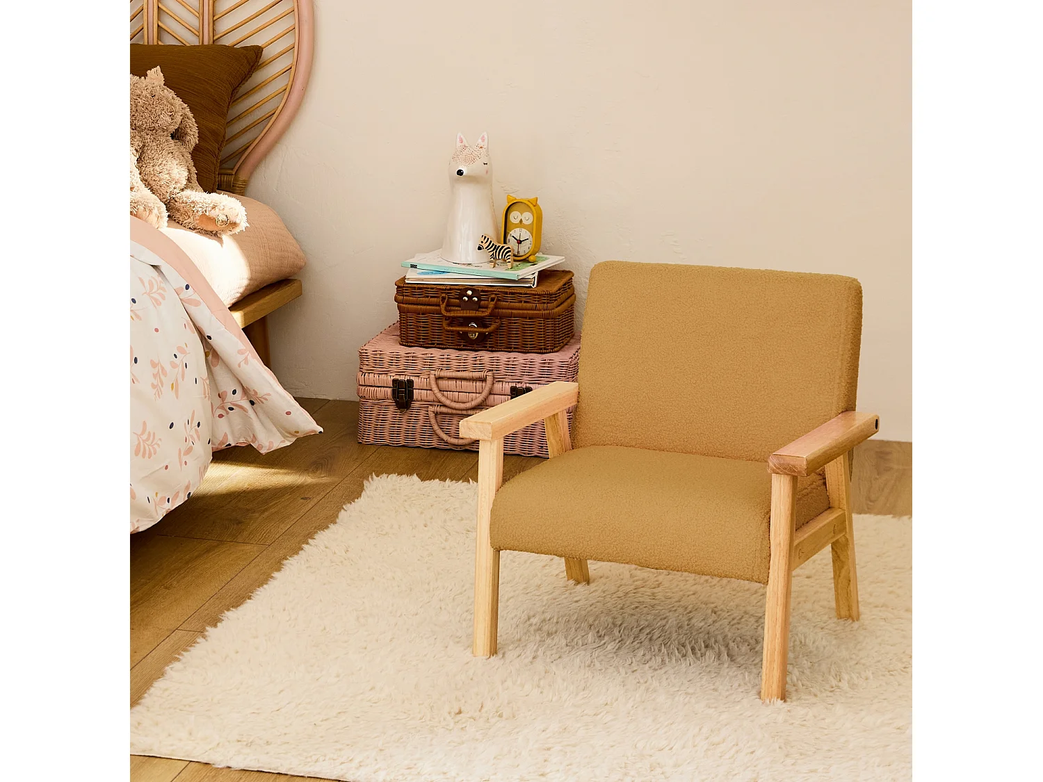 Fauteuil enfant en bois et tissu bouclette moutarde. ISAK L 47 x P 43.5 x H 50cm