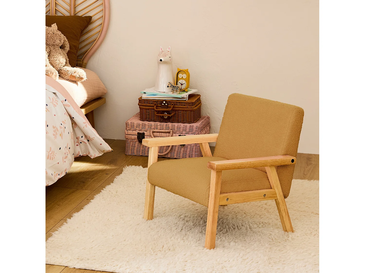 Fauteuil enfant en bois et tissu bouclette moutarde. ISAK L 47 x P 43.5 x H 50cm