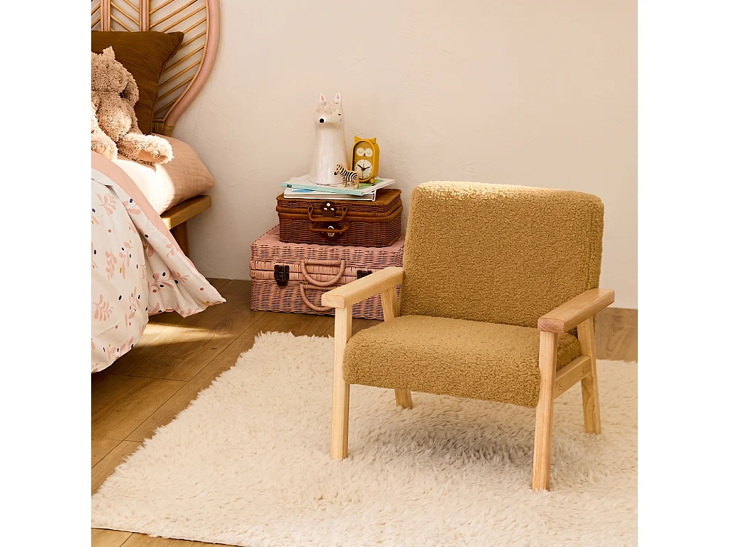 Fauteuil enfant en bois et tissu bouclette moutarde. ISAK L 47 x P 43.5 x H 50cm