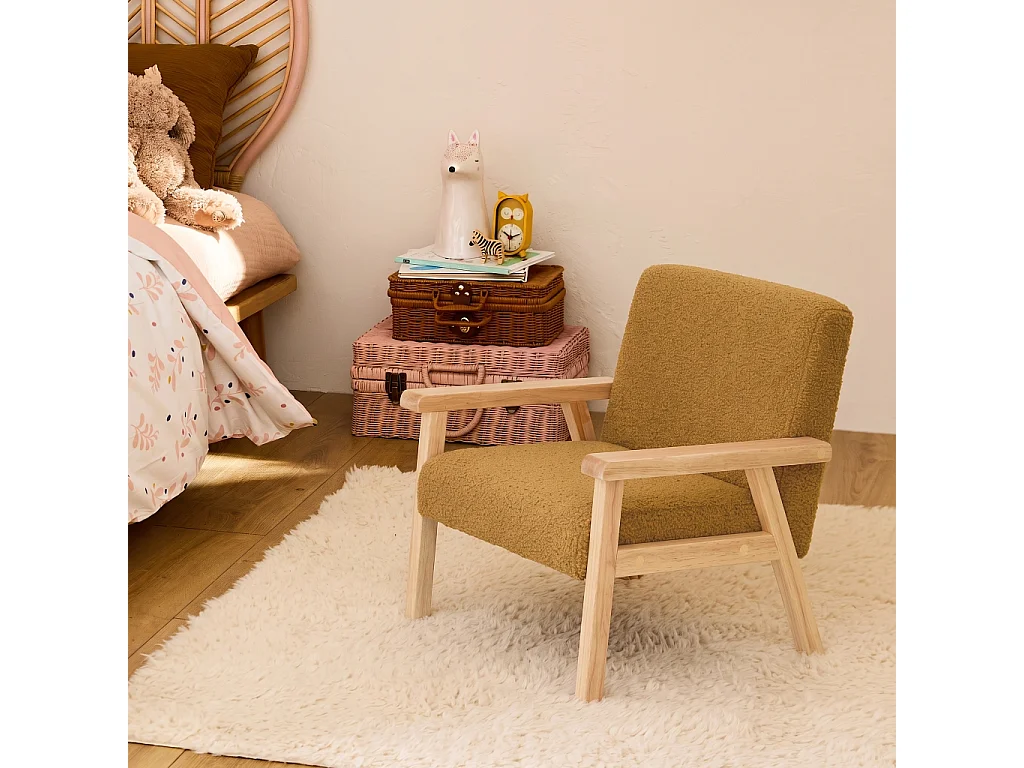 Fauteuil enfant en bois et tissu bouclette moutarde. ISAK L 47 x P 43.5 x H 50cm