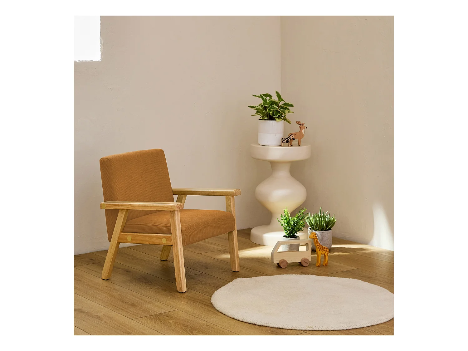 Fauteuil enfant en bois et velours côtelé moutarde. ISAK L 47 x P 43.5 x H 50cm