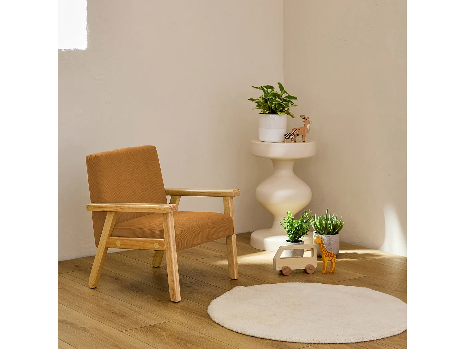 Poltrona scandinava per bambini in velluto a coste e legno di hevea,