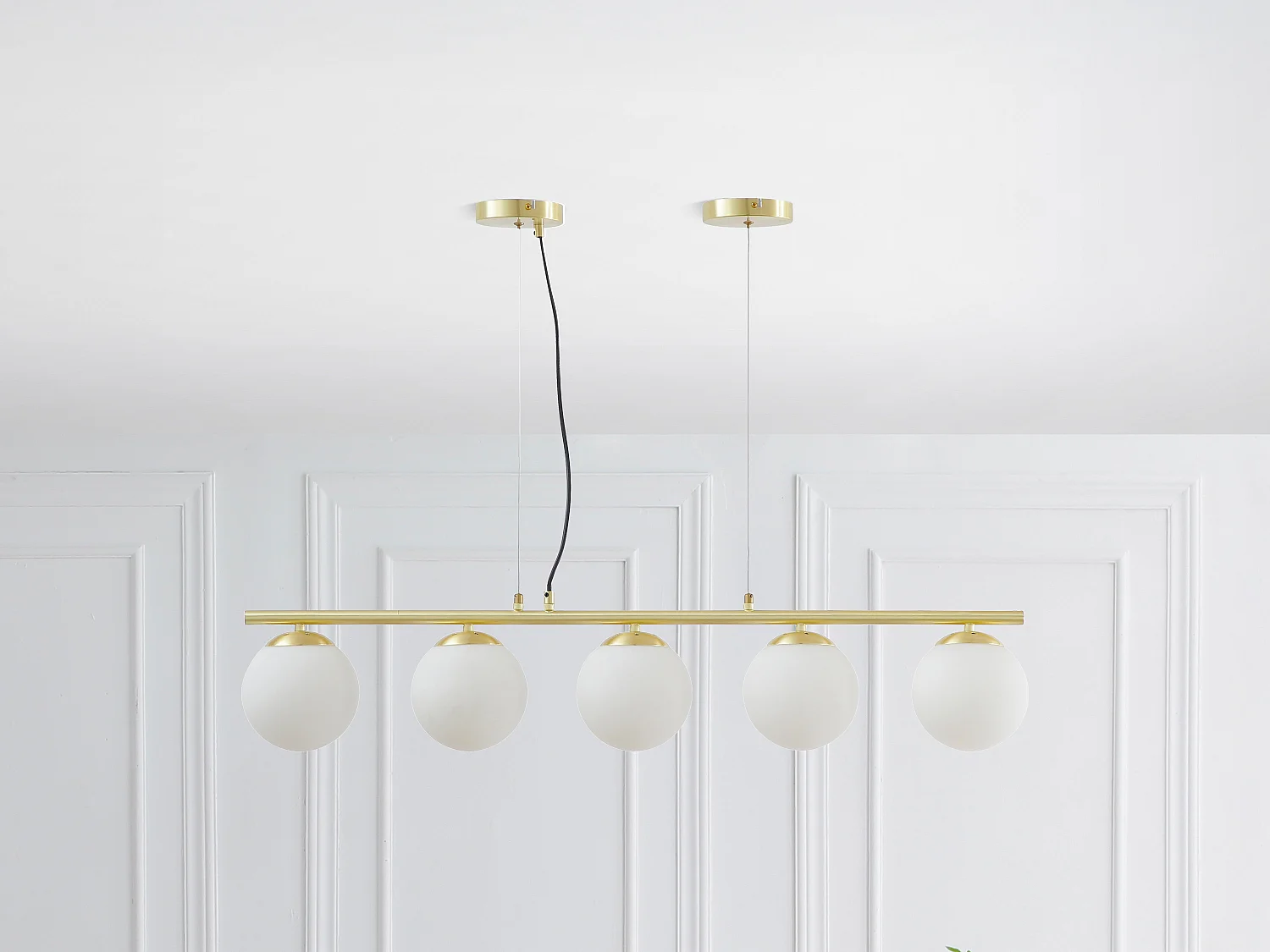 Lustre en métal et verre blanc - 5 globes - L. 100 x H. 120 cm - Doré - SOFIA