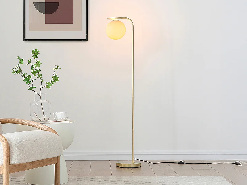 Candeeiro de pé em latão escovado com vidro branco - D. 28 x A. 150 cm - Dourado - SOFIA