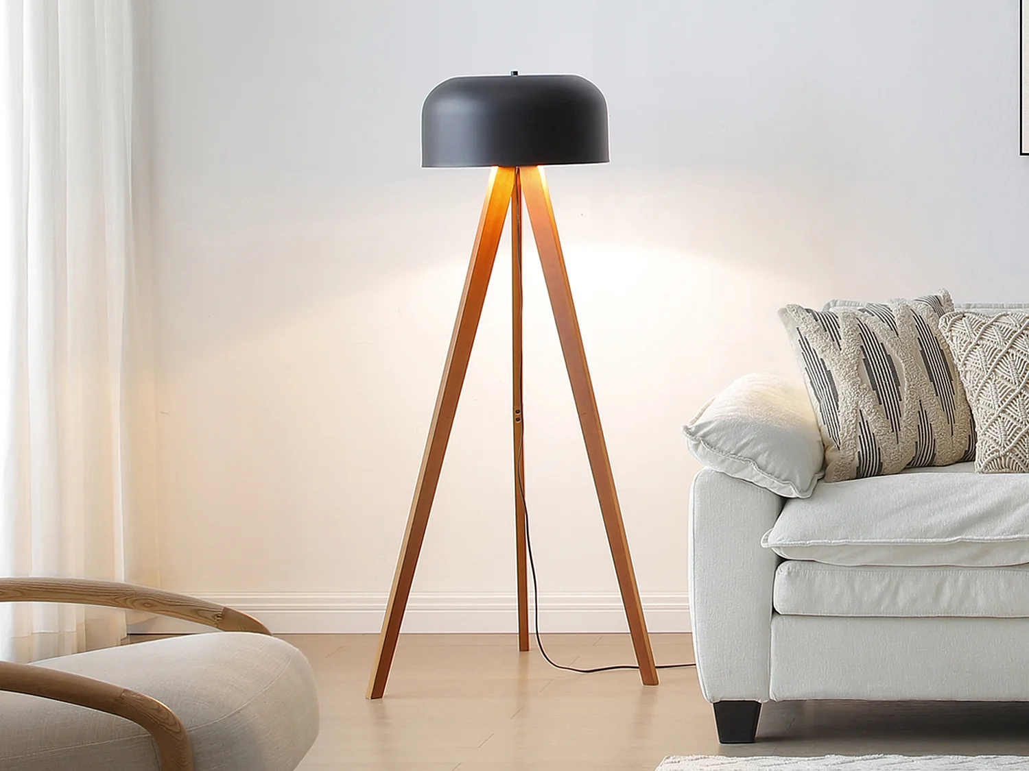 Lampadaire trépied en bois d'hévéa et métal D. 42 x H. 145 cm - Naturel et noir - PAVICO