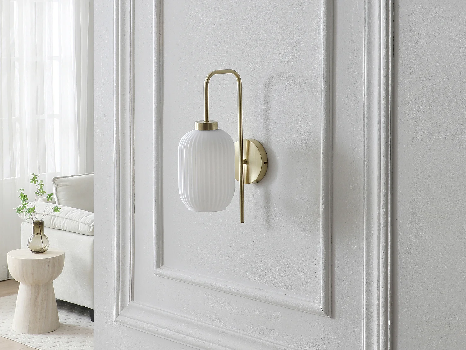 Applique murale en laiton brossé et verre texturé blanc - L. 25 x H. 41 cm - Doré- LOUXOR