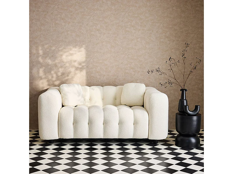 Canapé 2 places en bouclette texturée capitonné. crème. structure bois d'eucalyptus et contreplaqué