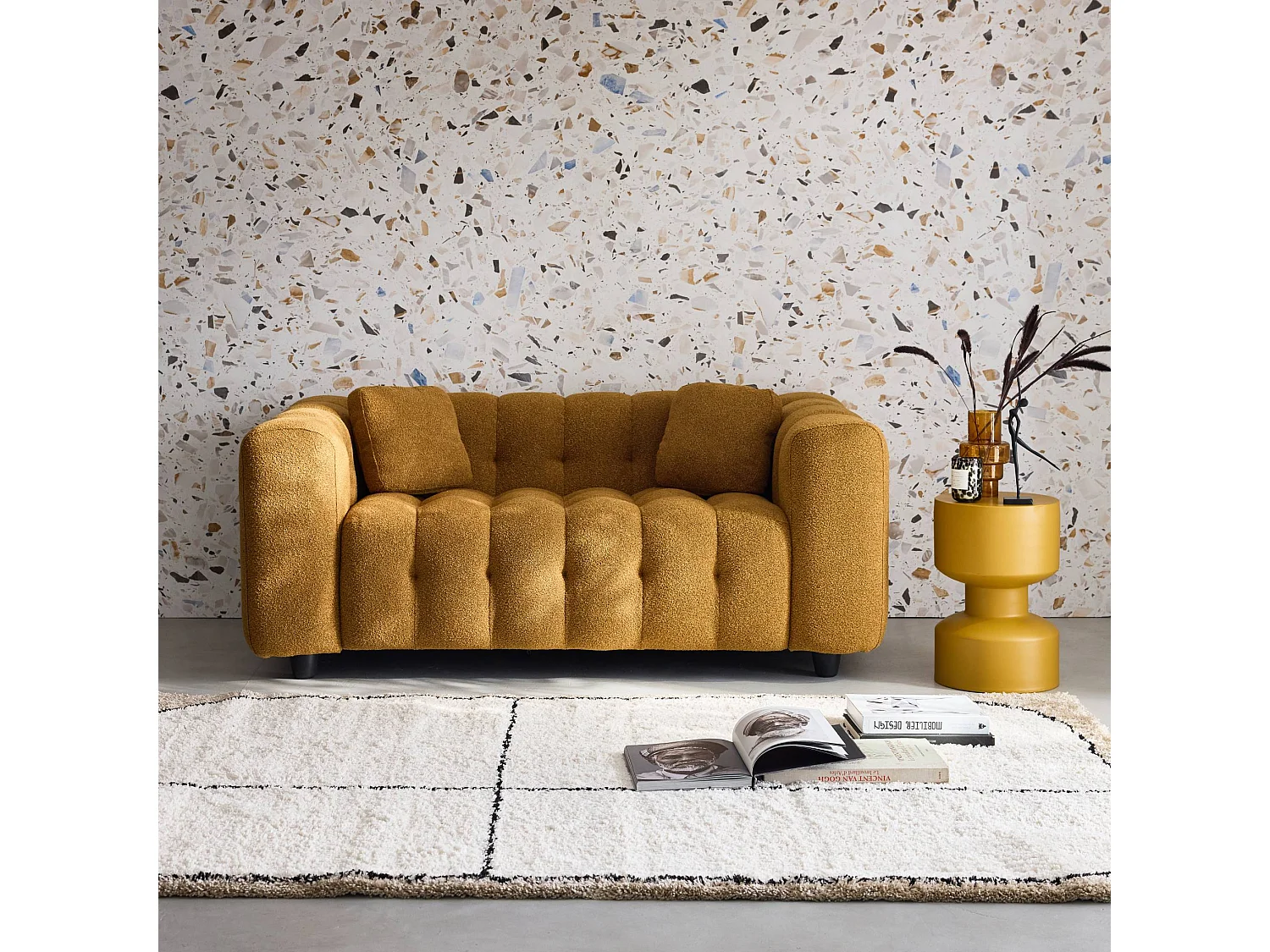 Canapé 2 places en bouclette texturée capitonné. moutarde. structure bois d'eucalyptus et contreplaqué