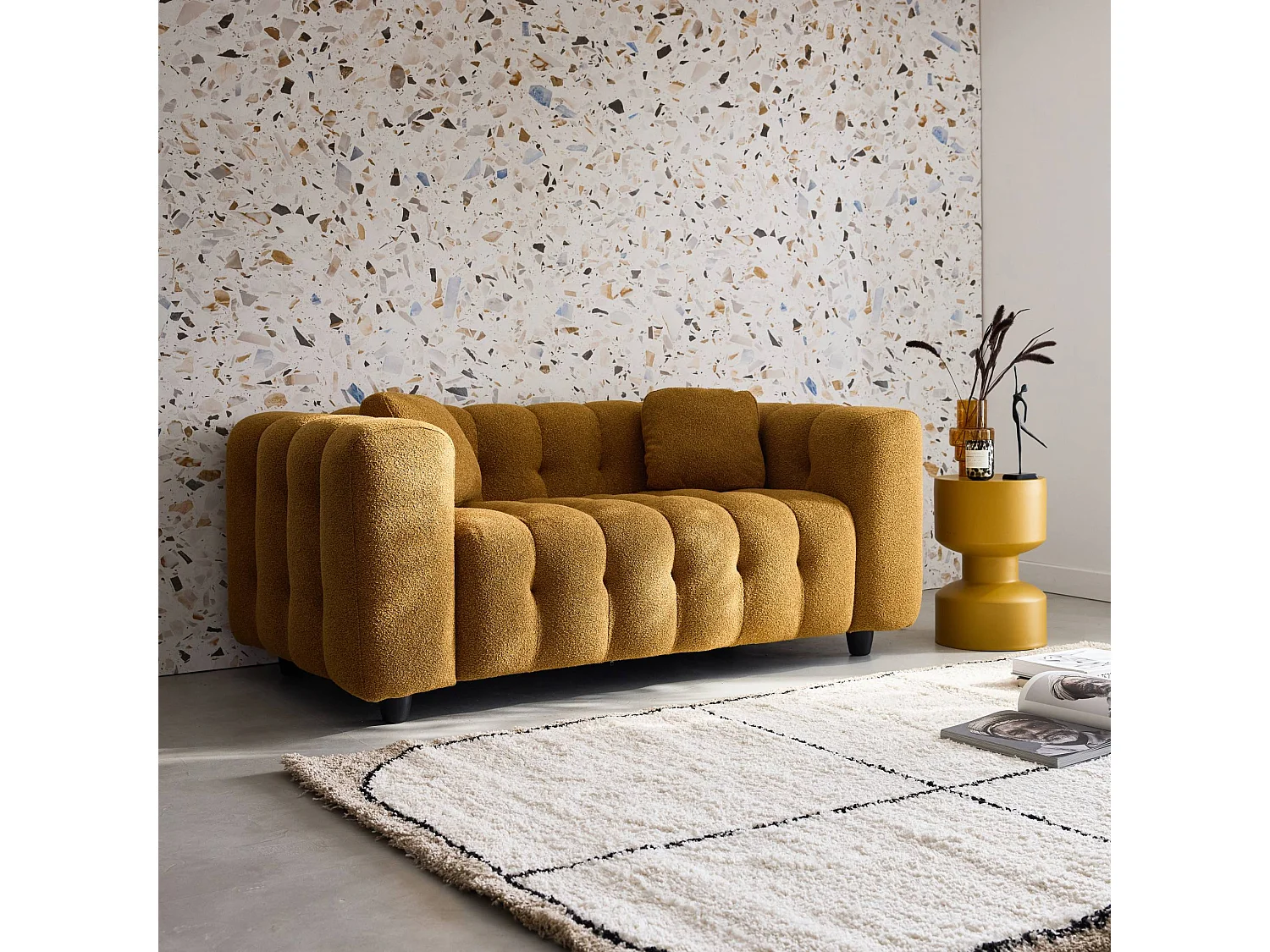 Divano a 2 posti, rivestito in tessuto bouclé testurizzato, mostarda