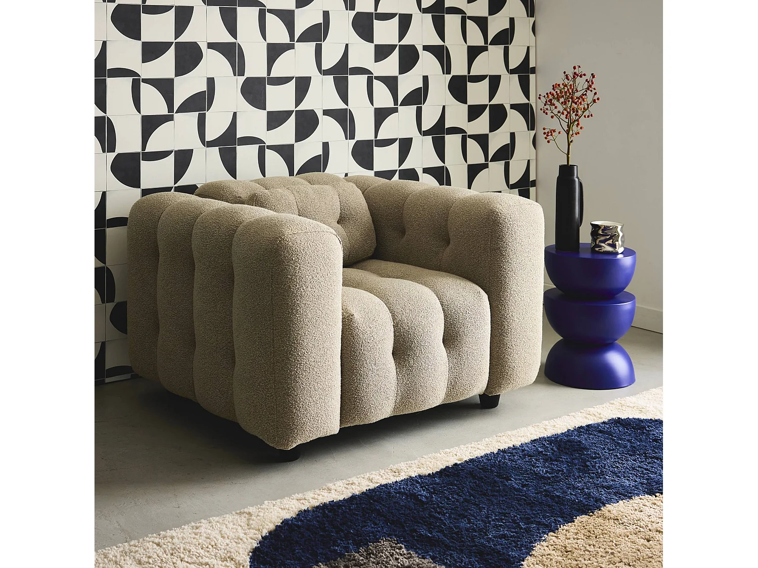 Fauteuil 1 place en bouclette texturée capitonné beige structure bois d'eucalyptus et contreplaqué