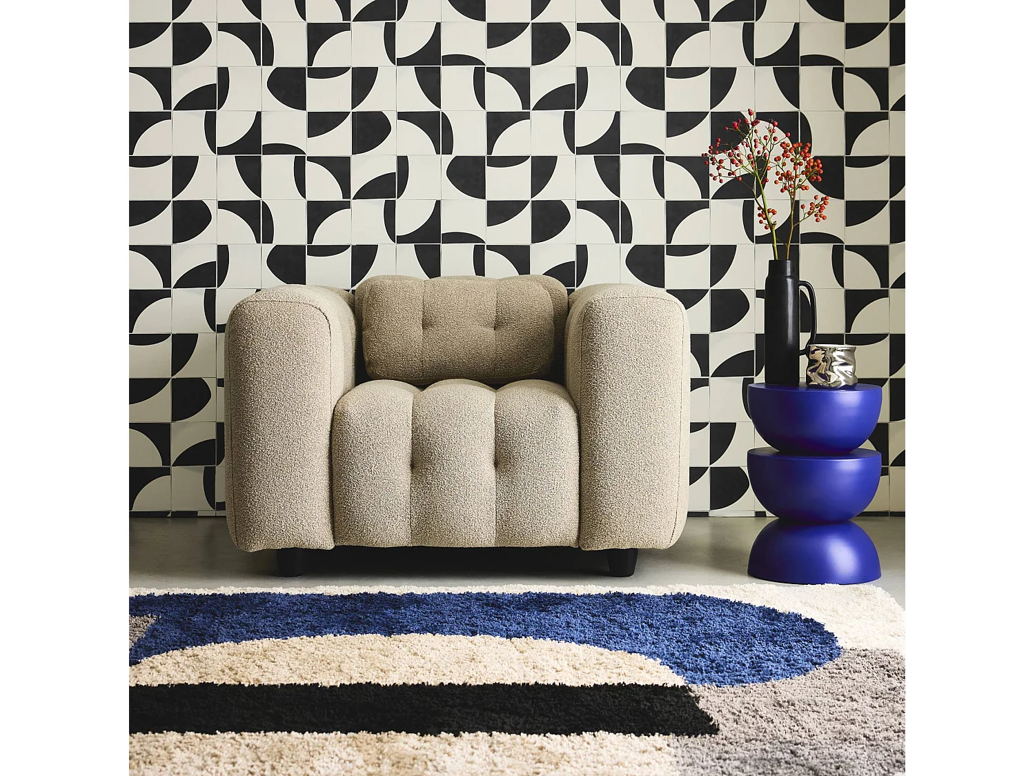 Fauteuil 1 place en bouclette texturée capitonné beige structure bois d'eucalyptus et contreplaqué