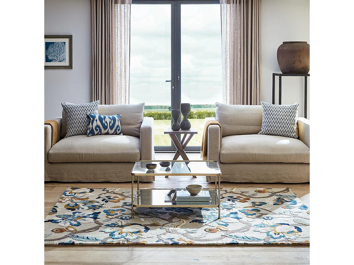 tapis chambre 170x240 fait à la main en laine beige et bleu motif floral