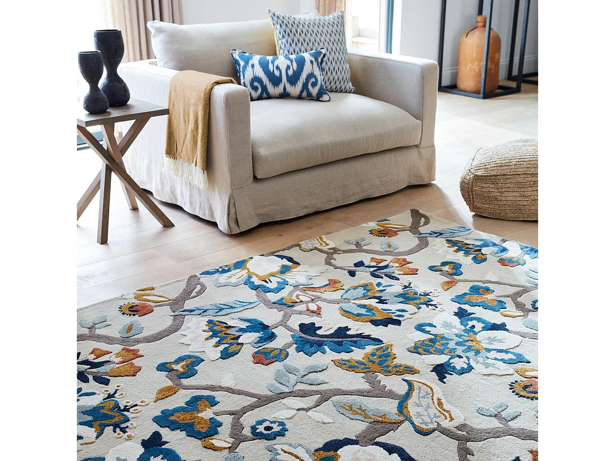tapis chambre 170x240 fait à la main en laine beige et bleu motif floral