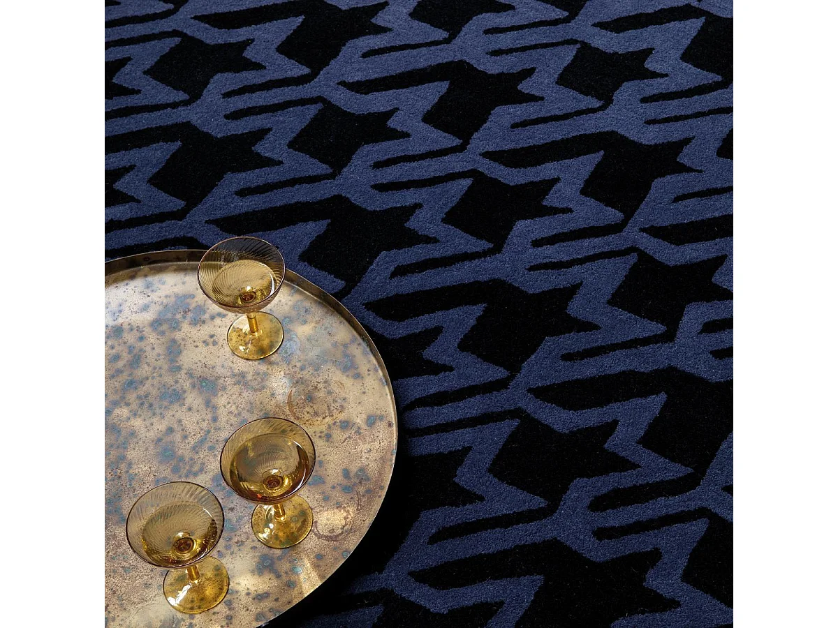 tapis chambre 170x240 fait à la main en laine bleu foncé motif géométrique