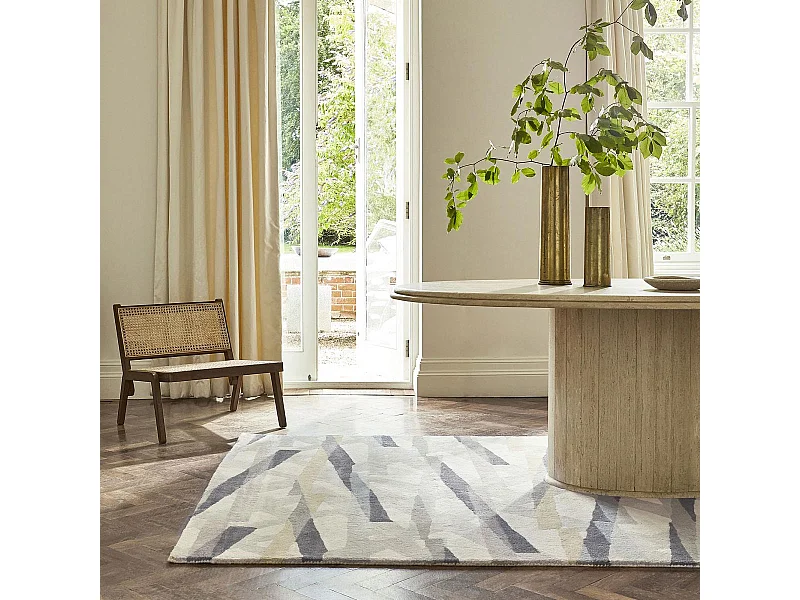 tapis salon 200x280 fait à la main en laine gris et violet motif géométrique