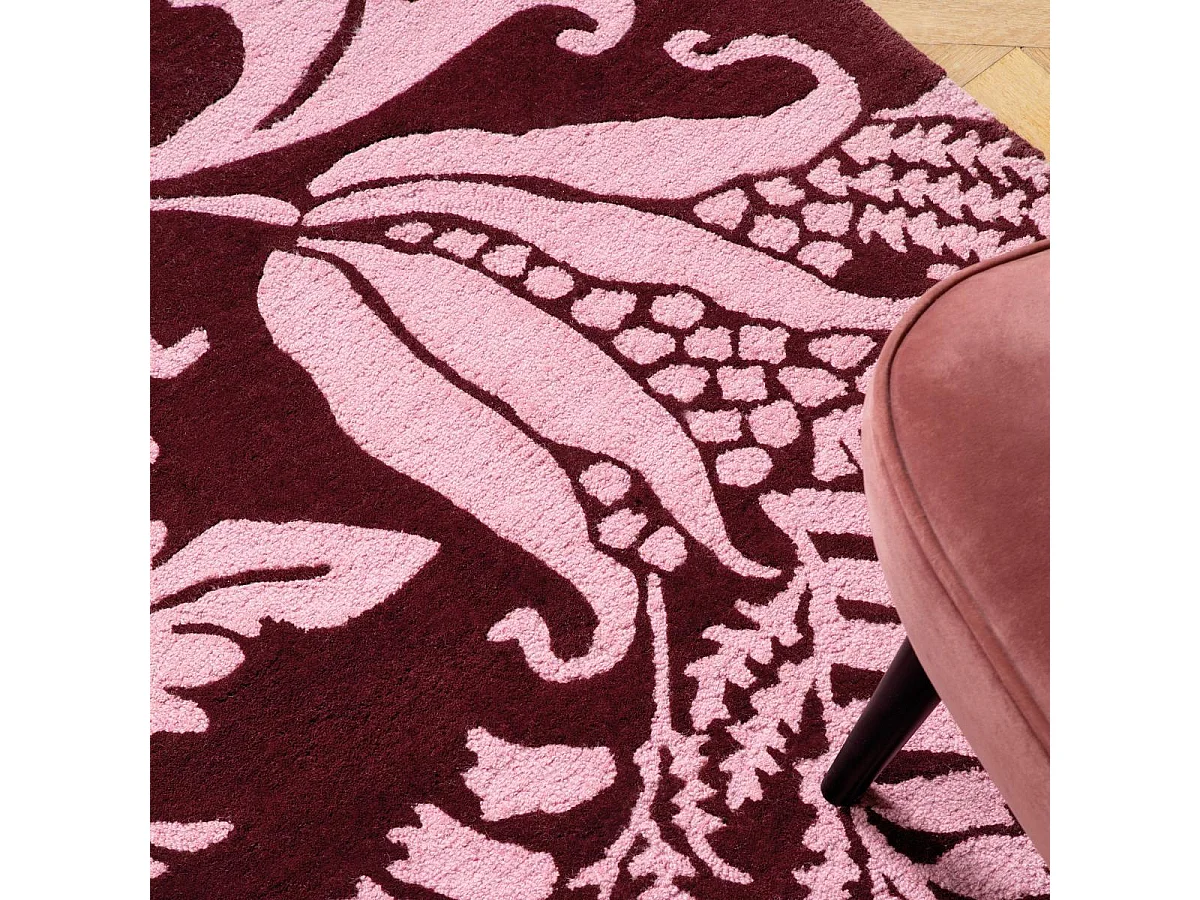 tapis chambre 170x240 fait à la main en laine bordeaux et rose motif floral