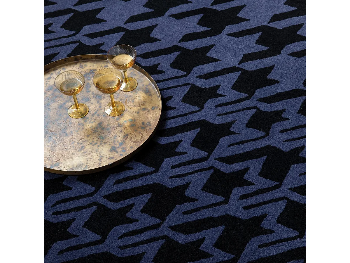 tapis chambre 200x280 fait à la main en laine bleu foncé motif géométrique